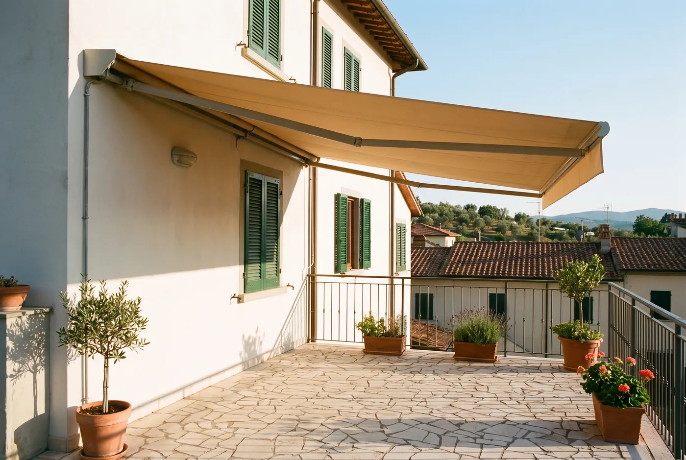 Tenda da sole estesa su terrazza